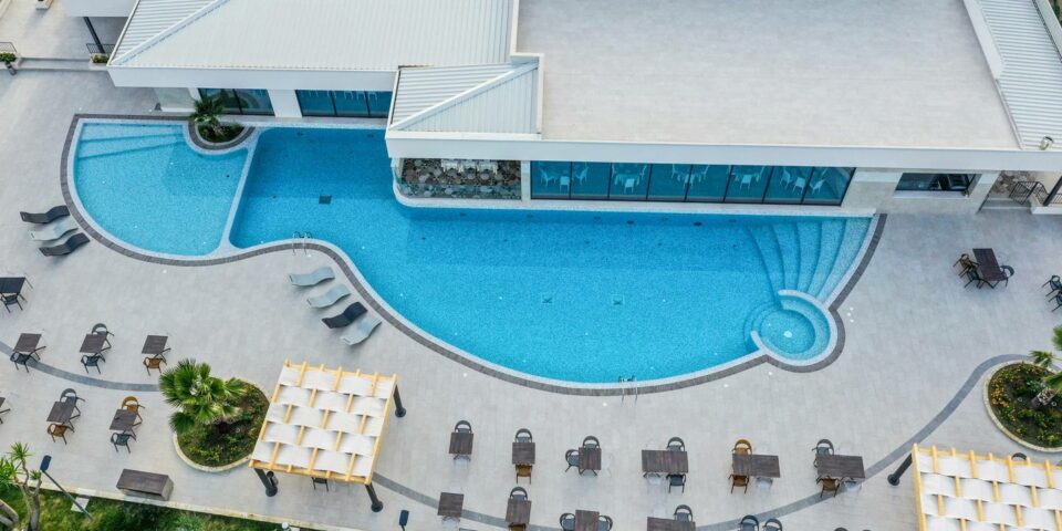 immagine che ritrae una piscina dall'alto dal color azzurro cristallino per un progetto in calabria